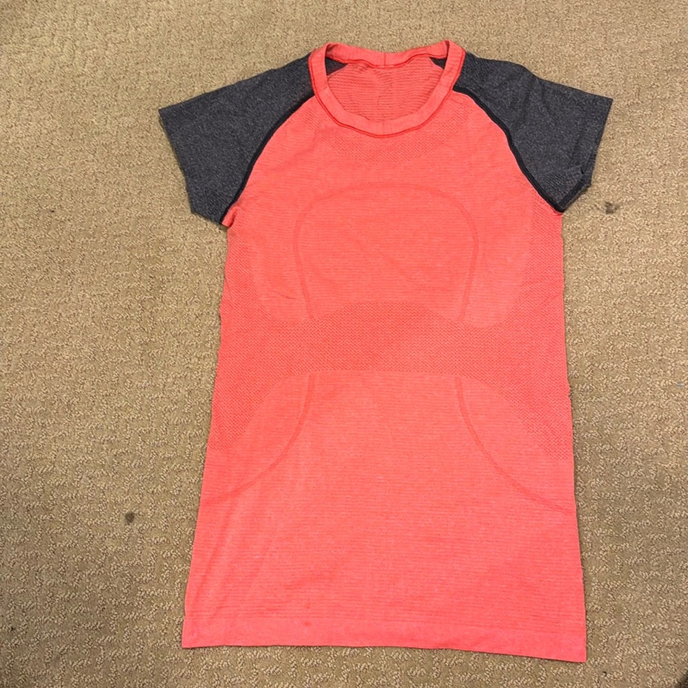 Lululemon T-shirt. Size 6
